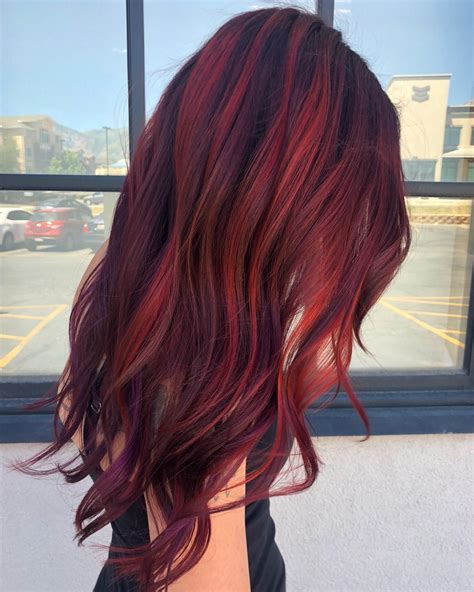 mechas en cabello rojo borgoña